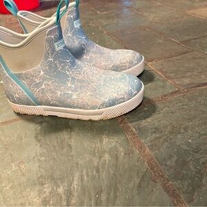 Xtratuf Women's Wheelhouse 6 Inch Ankle Deck Boot, Blue Coho